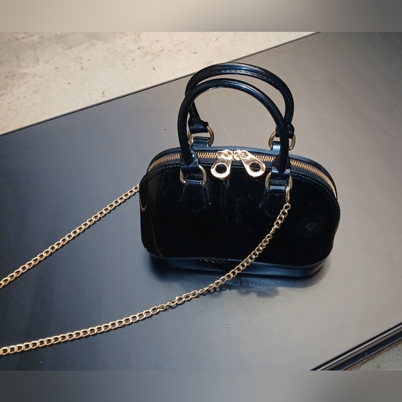 Black Patent Leather Bucket Crossbody Hard Shell Gold Chain Purse - Picture 5 of 7